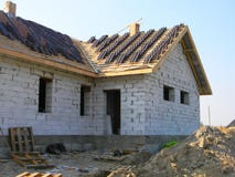 Deckungs-Haus-Äußeres Ein im Bau Standort des Dachs mit Stapeln Dachplatten bereit, im Freien zu befestigen stockfoto Deckungs-Haus-Äußeres Ein im Bau Standort des Dachs mit Stapeln Dachplatten bereit, im Freien zu befestigen stockfoto