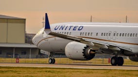 Decollo di United Airlines Boeing B737 max immagini stock Decollo di United Airlines Boeing B737 max immagini stock