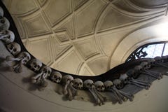 skull and bones tomb skull and bones tomb