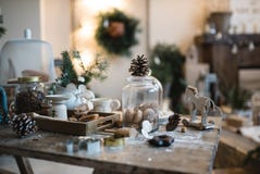 Decor van huis het met de hand gemaakte Kerstmis met de decoratie van giftenkerstmis op de houten uitstekende achtergrond stock foto Decor van huis het met de hand gemaakte Kerstmis met de decoratie van giftenkerstmis op de houten uitstekende achtergrond stock foto