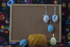 Decora??o da P?scoa com os ovos brancos e azuis no fundo pintado de mat?ria t?xtil com corkboard fotografia de stock royalty free Decora??o da P?scoa com os ovos brancos e azuis no fundo pintado de mat?ria t?xtil com corkboard fotografia de stock royalty free