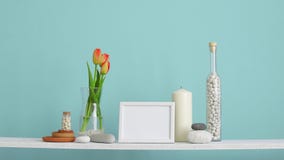 Decora??o moderna da sala com modelo da moldura para retrato E Putti da mão vídeos de arquivo Decora??o moderna da sala com modelo da moldura para retrato E Putti da mão vídeos de arquivo