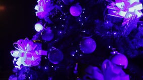 Decoraciones agradables y luces que chispean en el árbol de navidad, noche mágica de la guirnalda almacen de metraje de vídeo Decoraciones agradables y luces que chispean en el árbol de navidad, noche mágica de la guirnalda almacen de metraje de vídeo