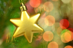 Decoración de la Navidad, ejecución de oro de la bola de la estrella de la Navidad en la ramita spruce imágenes de archivo libres de regalías Decoración de la Navidad, ejecución de oro de la bola de la estrella de la Navidad en la ramita spruce imágenes de archivo libres de regalías