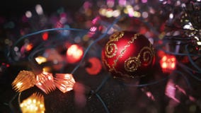 Decoración de la Navidad y del Año Nuevo Cierre de la chuchería de la ejecución para arriba Fondo borroso extracto del día de fie almacen de metraje de vídeo Decoración de la Navidad y del Año Nuevo Cierre de la chuchería de la ejecución para arriba Fondo borroso extracto del día de fie almacen de metraje de vídeo