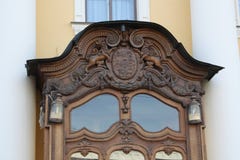 Decoración de la puerta de madera del edificio de Petersburgo fotografía de archivo libre de regalías Decoración de la puerta de madera del edificio de Petersburgo fotografía de archivo libre de regalías