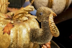 Decoración de oro de la acción de gracias de Turquía de la calabaza imágenes de archivo libres de regalías Decoración de oro de la acción de gracias de Turquía de la calabaza imágenes de archivo libres de regalías