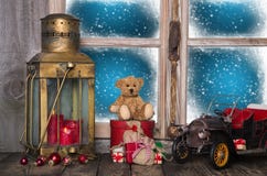 Decoración del travesaño de la ventana de la Navidad con los juguetes nostálgicos viejos fotos de archivo libres de regalías Decoración del travesaño de la ventana de la Navidad con los juguetes nostálgicos viejos fotos de archivo libres de regalías