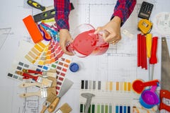 Decorador profesional que usa una tableta digital, herramientas del trabajo imagen de archivo libre de regalías Decorador profesional que usa una tableta digital, herramientas del trabajo imagen de archivo libre de regalías