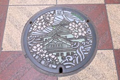 Decorated sned kloaklocket på gatan av Osaka, Japan royaltyfri bild Decorated sned kloaklocket på gatan av Osaka, Japan royaltyfri bild
