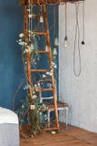 Decoratieve antieke de stijl gloeilampen van Edison tegen houten ladderachtergrond lichten op de achtergrond van blauwe muur royalty-vrije stock fotografie Decoratieve antieke de stijl gloeilampen van Edison tegen houten ladderachtergrond lichten op de achtergrond van blauwe muur royalty-vrije stock fotografie