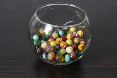 Decoratieve glasballen in een vaas stock afbeeldingen Decoratieve glasballen in een vaas stock afbeeldingen