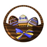 Decoratieve rieten mand met chocoladeeieren en mooie boog die op wit worden ge?soleerd stock illustratie Decoratieve rieten mand met chocoladeeieren en mooie boog die op wit worden ge?soleerd stock illustratie