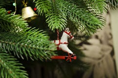 Decorazione di Natale in sotto forma di cavallo fotografia stock Decorazione di Natale in sotto forma di cavallo fotografia stock