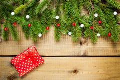 Decorazione di Natale su fondo di legno fotografia stock libera da diritti Decorazione di Natale su fondo di legno fotografia stock libera da diritti