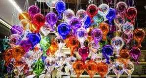 Decorazione di vetro di colore multi per gli interni con la riflessione leggera immagine stock libera da diritti Decorazione di vetro di colore multi per gli interni con la riflessione leggera immagine stock libera da diritti