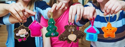 Decorazione fatta a mano dell'albero di Natale del feltro immagine stock libera da diritti Decorazione fatta a mano dell'albero di Natale del feltro immagine stock libera da diritti