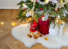 Decorazioni di Natale sotto l'albero di Natale fotografia stock Decorazioni di Natale sotto l'albero di Natale fotografia stock