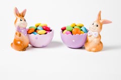 Decorazioni di Pasqua - coniglietti con i canestri pieni immagine stock libera da diritti Decorazioni di Pasqua - coniglietti con i canestri pieni immagine stock libera da diritti