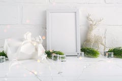 Decoração da casa do Natal com ramos de árvore brancos do quadro e do Natal, cervos e luzes no fundo branco imagens de stock Decoração da casa do Natal com ramos de árvore brancos do quadro e do Natal, cervos e luzes no fundo branco imagens de stock