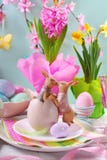 A decoração da tabela da Páscoa com coelhos e mola floresce foto de stock A decoração da tabela da Páscoa com coelhos e mola floresce foto de stock