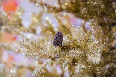 Decoração da árvore de Natal Árvore artificial com cones, fundo do ouro do ano novo foto de stock Decoração da árvore de Natal Árvore artificial com cones, fundo do ouro do ano novo foto de stock
