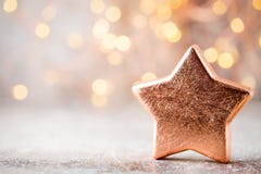 Decoração de bronze do Natal Bronze das decorações do feriado no bokeh Imagens de Stock Royalty Free Decoração de bronze do Natal Bronze das decorações do feriado no bokeh Imagens de Stock Royalty Free
