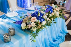 Decoração do banquete do casamento artwork Foco macio no ramalhete com eustoma e as hortênsias azuis em uma toalha de mesa azul foto de stock royalty free Decoração do banquete do casamento artwork Foco macio no ramalhete com eustoma e as hortênsias azuis em uma toalha de mesa azul foto de stock royalty free