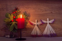 Decoração do Natal com queimadura da vela vermelha na tabela foto de stock Decoração do Natal com queimadura da vela vermelha na tabela foto de stock