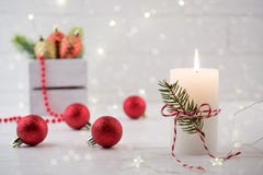 Decoração home do Natal Vela branca de queimadura e decorações interiores do Natal na tabela fotos de stock royalty free Decoração home do Natal Vela branca de queimadura e decorações interiores do Natal na tabela fotos de stock royalty free