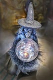 Decoração má de Dia das Bruxas da bruxa com bola de cristal e o chapéu sparkly contra o fundo do bokeh foto de stock Decoração má de Dia das Bruxas da bruxa com bola de cristal e o chapéu sparkly contra o fundo do bokeh foto de stock