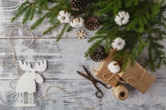 Decorações, caixas de presente, fita e gengibre do fundo do Natal fotografia de stock royalty free Decorações, caixas de presente, fita e gengibre do fundo do Natal fotografia de stock royalty free