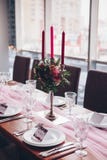 Decorações do casamento Tabela decorada com pano cor-de-rosa fotografia de stock Decorações do casamento Tabela decorada com pano cor-de-rosa fotografia de stock