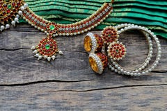 Decorações indianas para dançar: braceletes, brincos, elementos do traje clássico indiano para o bharatanatyam de dança e imagens de stock Decorações indianas para dançar: braceletes, brincos, elementos do traje clássico indiano para o bharatanatyam de dança e imagens de stock