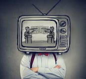 Dedicou-se para falsificar o homem da notícia com a televisão em vez de sua cabeça que olha a tevê fotos de stock royalty free Dedicou-se para falsificar o homem da notícia com a televisão em vez de sua cabeça que olha a tevê fotos de stock royalty free