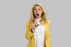 Dedo aumentado jovem mulher surpreendido acima imagens de stock royalty free Dedo aumentado jovem mulher surpreendido acima imagens de stock royalty free