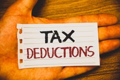 Deduções fiscais da escrita do texto da escrita A redução do significado do conceito no dinheiro das economias do investimento do foto de stock Deduções fiscais da escrita do texto da escrita A redução do significado do conceito no dinheiro das economias do investimento do foto de stock
