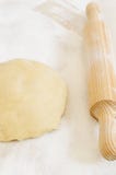 Deeg en broodje klaar te kneden stock foto Deeg en broodje klaar te kneden stock foto