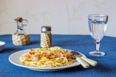 Deegwaren Carbonara op een blauwe achtergrond Italiaans voedsel royalty-vrije stock afbeeldingen Deegwaren Carbonara op een blauwe achtergrond Italiaans voedsel royalty-vrije stock afbeeldingen