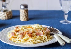 Deegwaren Carbonara op een blauwe achtergrond Italiaans voedsel royalty-vrije stock foto's Deegwaren Carbonara op een blauwe achtergrond Italiaans voedsel royalty-vrije stock foto's
