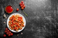 Deegwaren met tomaten, saus en thyme stock foto Deegwaren met tomaten, saus en thyme stock foto