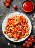 Deegwaren met tomaten, saus en thyme royalty-vrije stock foto Deegwaren met tomaten, saus en thyme royalty-vrije stock foto