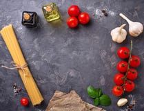 Deegwaren, tomaten, olijfolie en azijn Stock Foto Deegwaren, tomaten, olijfolie en azijn Stock Foto