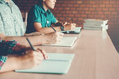 Definitywnego testa studenci uniwersytetu bada egzamin w uniwersytecie zdjęcie stock Definitywnego testa studenci uniwersytetu bada egzamin w uniwersytecie zdjęcie stock
