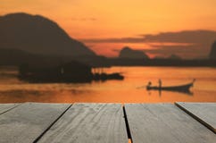Defocused und Unschärfebild des Terrassenholzes und des schönen Meerblicks lizenzfreies stockfoto Defocused und Unschärfebild des Terrassenholzes und des schönen Meerblicks lizenzfreies stockfoto