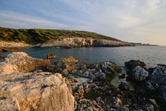 Dei Benedettini, η δύσκολη ακτή της Πούλιας, Ιταλία, Cala του νησιού ντόμινο SAN, στο ηλιοβασίλεμα στοκ φωτογραφία με δικαίωμα ελεύθερης χρήσης Dei Benedettini, η δύσκολη ακτή της Πούλιας, Ιταλία, Cala του νησιού ντόμινο SAN, στο ηλιοβασίλεμα στοκ φωτογραφία με δικαίωμα ελεύθερης χρήσης