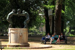 Dei Satiri famiglia della Fontana στον κήπο Borghese βιλών με τρεις γυναίκες που διαβάζουν στον πάγκο εδώ κοντά στοκ φωτογραφίες με δικαίωμα ελεύθερης χρήσης Dei Satiri famiglia della Fontana στον κήπο Borghese βιλών με τρεις γυναίκες που διαβάζουν στον πάγκο εδώ κοντά στοκ φωτογραφίες με δικαίωμα ελεύθερης χρήσης