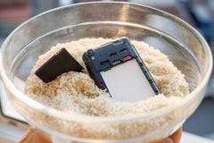 Deixou cair seu telefone na água - o reparo é arroz imagem de stock Deixou cair seu telefone na água - o reparo é arroz imagem de stock