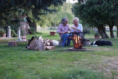 Deje todas sus preocupaciones detrás Los pares hermosos, disfrutando de la tarde por la hoguera y comen los huevos fritos fotografía de archivo libre de regalías Deje todas sus preocupaciones detrás Los pares hermosos, disfrutando de la tarde por la hoguera y comen los huevos fritos fotografía de archivo libre de regalías