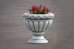 Dekorative Eisengartenurne mit rosa Blumen stockbilder Dekorative Eisengartenurne mit rosa Blumen stockbilder